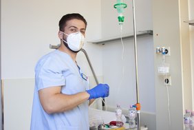 Kushtrim Haliti hat im Kosovo erfolgreich ein Pflegestudium absolviert und seine praktische Ausbildung bis zur Anerkennung als examinierter Pflegefachmann im Sana-Krankenhaus Hürth gemacht. (Foto: Stefan Mülders)
