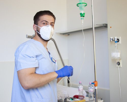 Kushtrim Haliti hat im Kosovo erfolgreich ein Pflegestudium absolviert und seine praktische Ausbildung bis zur Anerkennung als examinierter Pflegefachmann im Sana-Krankenhaus Hürth gemacht. (Foto: Stefan Mülders)