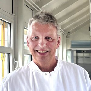 Porträt von Dr. med. Michael Seybold, Oberarzt der Klinik für Kinder und Jugendliche, Facharzt für Kinder- und Jugendmedizin, ​​​​​​​Schwerpunkt Neonatologie