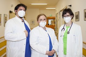 Oya Ulas (Bildmitte), Anna Kocsis und Can Semerci bilden das neue Führungsteam der Abteilung Akutgeriatrie und Frührehabilitation im Sana Krankenhaus Radevormwald. (Foto: Stefan Mülders)