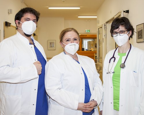 Oya Ulas (Bildmitte), Anna Kocsis und Can Semerci bilden das neue Führungsteam der Abteilung Akutgeriatrie und Frührehabilitation im Sana Krankenhaus Radevormwald. (Foto: Stefan Mülders)