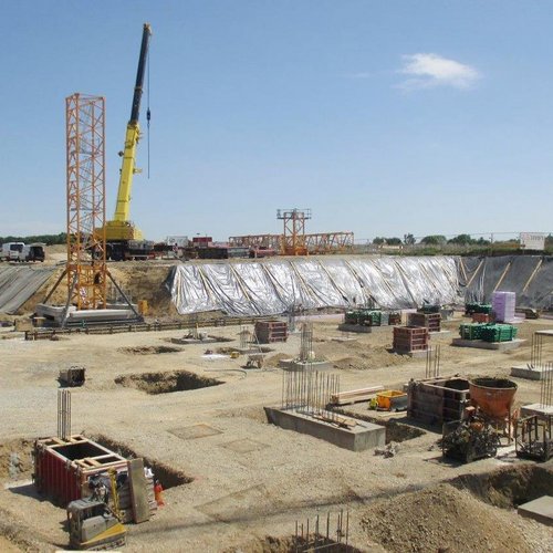 In der Baugrube wird ein neuer Kran aufgebaut.