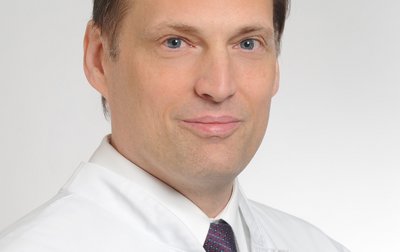 Porträt von Dr. med. Christoph Bergmeier, Chefarzt für Neurologie am Klinikum Coburg der Sana Kliniken Oberfranken. 