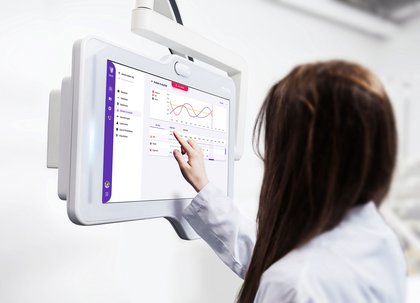 Eine Ärztin bedient den Monitor mit dem Telemedizin-Modul "mona" der Firma clinomic