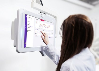clinomic mona in Anwendung (©clinomic) Eine Ärztin bedient den Monitor mit dem Telemedizin-Modul "mona" der Firma clinomic