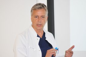 Dr. Eduard Gruber, Oberarzt Klinik für Innere Medizin im Sana-Krankenhaus Hürth (Foto: Stefan Mülders)