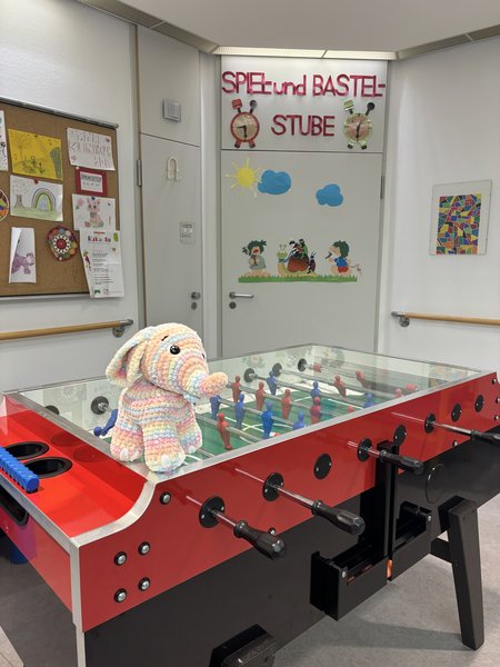 Auf dem Bild ist der Kicker vor dem Eingang des Spielzimmers in der Klinik für Kinder und Jugendliche zu sehen.