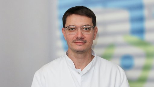 Porträtfoto von MUDr. Robert Donoval, Chefarzt der Klinik für Gastroenterologie, Diabetologie und Infektiologie am Lausitzer Seenland Klinikum
