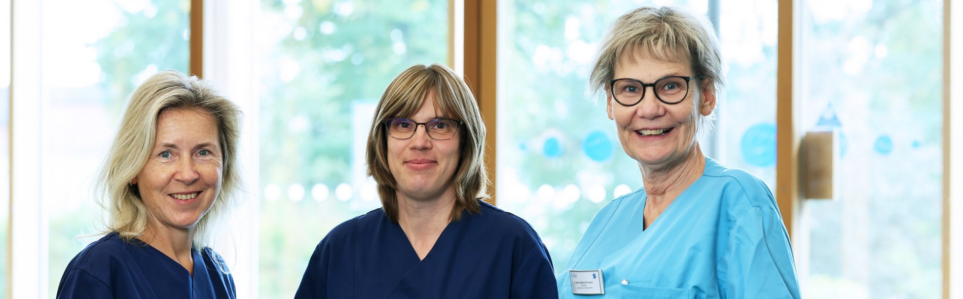 Dipl.-Med. Sabine Müller - El Kaisimit ihrem Team im Foyer im Krankenhaus Lauchhammer.