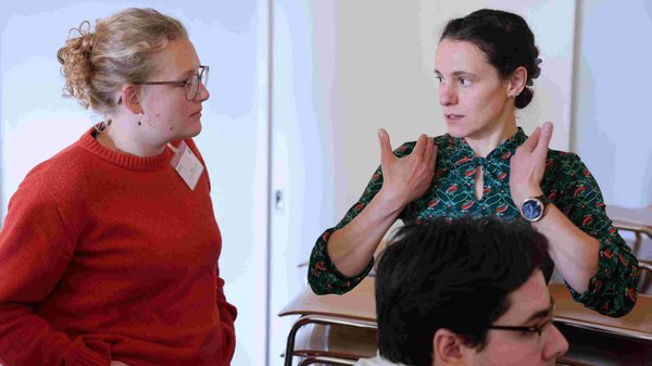 Nele Reuter von den Sana Kliniken Niederlausitz im Gespräch mit einer Teilnehmerin
