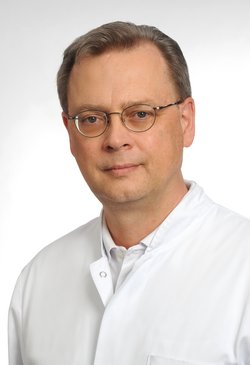 Dr. med. Ralph Mäffert Porträt von Dr. med. Ralph Mäffert, Chefarzt für Innere Medizin, Gastroenterologie, klinische Geriatrie am Klinikum Neustadt der Sana Kliniken Oberfranken.