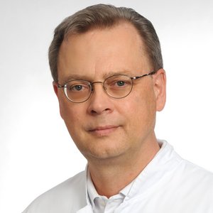 Porträt von Dr. med. Ralph Mäffert, Chefarzt für Innere Medizin, Gastroenterologie, klinische Geriatrie am Klinikum Neustadt der Sana Kliniken Oberfranken. 