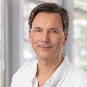Porträtfoto von Andreas Kleenlof, Chefarzt der Klinik für Palliativmedizin und Geriatrie der Regio Kliniken