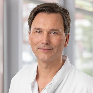 Porträtfoto von Andreas Kleenlof, Chefarzt der Klinik für Palliativmedizin und Geriatrie der Regio Kliniken