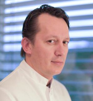 Porträtfoto von Dr. Tiberiu Füstös, Facharzt für Orthopädie und Unfallchirurgie.