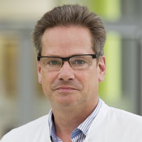 Portraitbild von Dr. Andreas Metzig, Facharzt für Chirurgie, Viszeralchirurgie, Stellv. Chefarzt der Klinik für Allgemein-, Viszeral-, MIC- und Gefäßchirurgie. Leiter Viszeralchirurgie des Da Vinci Zentrums Leipziger Land