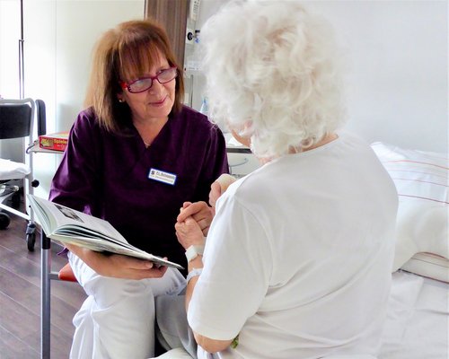 Andrea Schappalz hat ihre Arbeit in der Demenzbetreuung wieder aufgenommen. (Foto: Archiv)