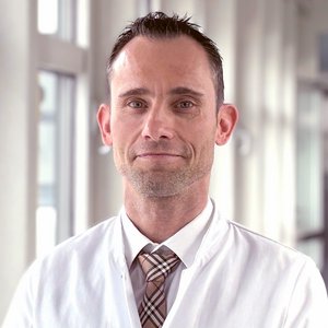 Porträt von Chefarzt Dr. med. Kai Rubarth, Chefarzt der Klinik für Kinder und Jugendliche, Facharzt für Kinder- und Jugendheilkunde, Schwerpunkt Kinderkardiologie, Spezielle pädiatrische Intensivmedizin