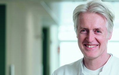 Porträtfoto von Dr. Georg Hillebrand, Chefarzt der Klinik für Neonatologie und Pädiatrie der Regio Kliniken