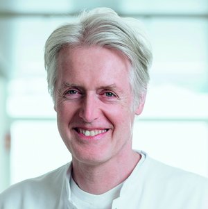 Porträtfoto von Dr. Georg Hillebrand, Chefarzt der Klinik für Neonatologie und Pädiatrie der Regio Kliniken