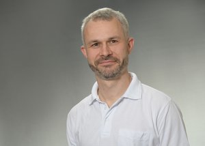 Porträtfoto von Dr. med. Sven Brauneck, leitender Oberarzt der Klinik für Anästhesiologie, Intensivmedizin, Notfallmedizin und spezielle Schmerztherapie im Sana Klinikum Grimma