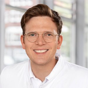 Porträtfoto von PD Dr. Sebastian Bohnen, standortübergreifender leitender Oberarzt in der Klinik für Kardiologie der Regio Kliniken