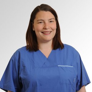 Porträt von Pauline Riedel, Hebamme am Sana Klinikum Lichtenfels der Sana Kliniken Oberfranken. 