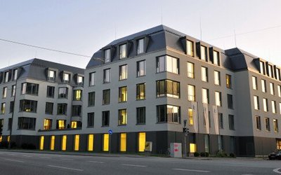 Ein Foto des Gebäudes der Sana Klinik München.
