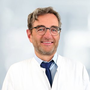 Portraitfoto von Maurice Hybner, Leitender Oberarzt der Klinik für Urologie am Sana Klinikum Landkreis Biberach