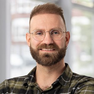 Porträtfoto von Florian Kampen, Teamleiter der Station CS0 in der Geriatrie der Regio Kliniken