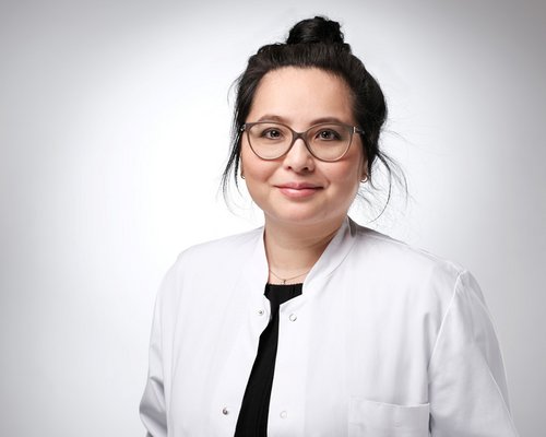 Ngo Thuy Giang Dinh ist Leitende Oberärztin der Abteilung für Anästhesie im Sana Krankenhaus Radevormwald und Fachärztin für spezielle Schmerztherapie. (Foto: Studio Schloen, Köln)