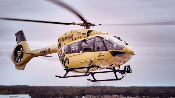 Hubschrauber landet auf dem Dach des Klinikums