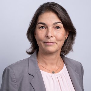 Porträtfoto von Dr. Yonca Izat, Chefärztin der Kinder- und Jugendpsychiatrie und -pxychotherapie