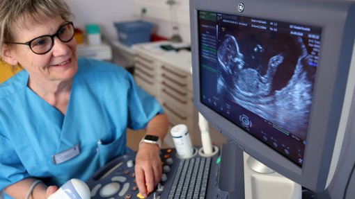 Dipl.-Med. Sabine Müller-El Kaissi bei einer Ultraschalluntersuchung
