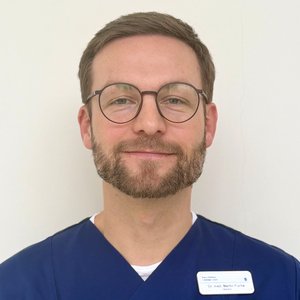 Porträtfoto von Dr. med. Martin Fuchs, Oberarzt der Klinik für Anästhesie, Intensivmedizin, Schmerztherapie und Palliativmedizin im Sana Klinikum Borna