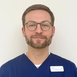 Porträtfoto von Dr. med. Martin Fuchs, Oberarzt der Klinik für Anästhesie, Intensivmedizin, Schmerztherapie und Palliativmedizin im Sana Klinikum Borna