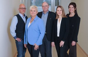 Gruppenfotos Qualitätsmanagement Sana Kliniken Oberfranken fünf Personen