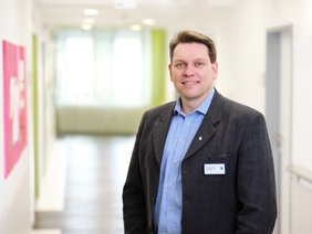 Stefan Mülders hat die Leitung Unternehmenskommunikation und Marketing für das Sana-Krankenhaus Hürth und das Sana Dreifaltigkeits-Krankenhaus Köln übernommen. (Foto: Matthias Morawetz)