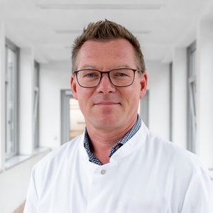 Porträtfoto von Dr. med. Sebastian Katscher, Chefarzt der Klinik für Orthopädie und Unfallchirurgie im Sana Klinikum Borna