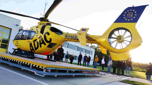 Summerschool-Teilnehmende besichtigen den Rettungshubschrauber auf dem ADAC-Luftrettungsstützpunkt in Senftenberg