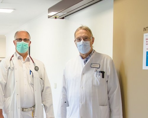 Dr. Volker Brockhaus (links) und Dr. Reinhold Hikl fordern auf, bei schweren Symptomen einen Arzt aufzusuchen. (Foto: Bernd Siegmund)