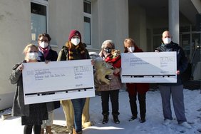 Bei der Scheckübergabe: Jessica Voß, Ines Grunewald, Sabrina Luchtenberg (Kita „Dicke Eiche“), Erika Bender mit Hündin Chanel, Rita Bosselmann (beide Tierheim) und Patric Plücker. (Foto: Stefan Mülders)