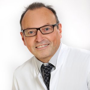 Porträt von Dr. med. Alessandro Abbate, Oberarzt, Facharzt für Chirurgie, Orthopädie und Unfallchirurgie, Spezielle Unfallchirurgie am Sana Klinikum Neustadt der Sana Kliniken Oberfranken. 