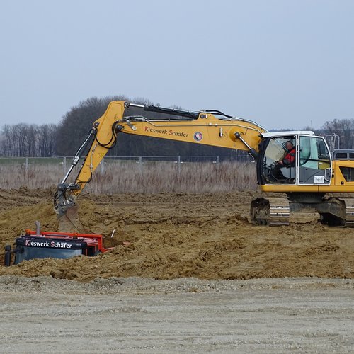 Kipplader in der Baugrube des zukünftigen Zentralkrankenhauses.