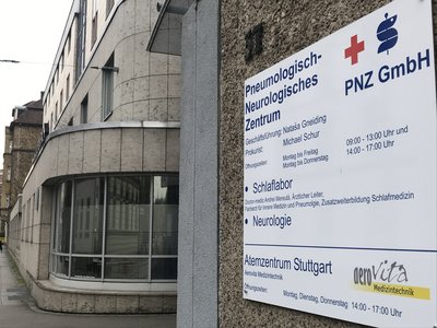 Foto des Schildes am Eingang des Pneumologisch-Neurologischen Zentrums in Stuttgart. 