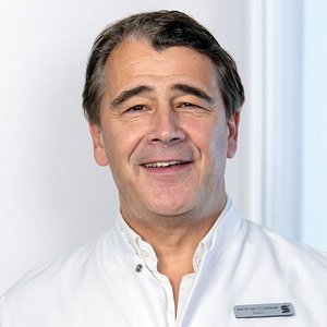 Porträtfoto Prof. Dr. med. Thomas Schneider, Chefarzt für Orthopädie und Unfallchirurgie am Sana Dreifaltigkeits- Krankenhaus Köln