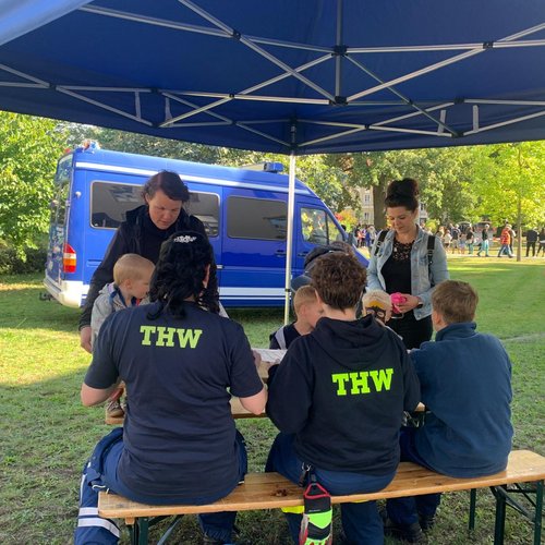 Ein Stand des Technischen Hilfswerk beim Kinderfest der Klinik für Kinder- und Jugendmedizin in Lauchhammer
