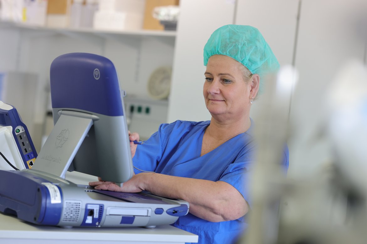 Kardiotechnikerin Karen Mettke bei den Vorbereitungen für eine Operation.