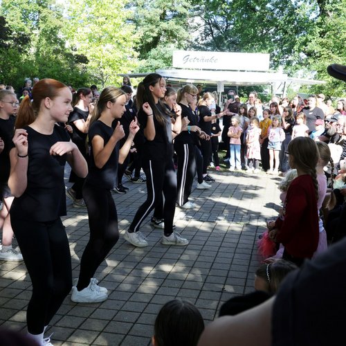 Eine Tanzgruppe beim Kinderfest in Lauchhammer