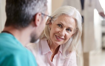 Patientin im Gespräch mit Arzt